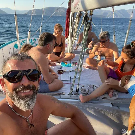 Ve Bölgesinde Konforlu Bir Yelkenli Tekne *